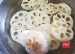 Illustration of how to make cold lotus root slices 2
