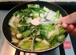 Illustration of how to make garlic cabbage 10