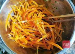 Illustration of how to make cold shredded carrots 5