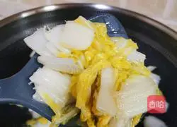 Illustration of how to make hand-shredded baby cabbage with minced garlic 6
