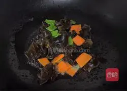 Illustration of how to stir-fry lilies with black fungus 4