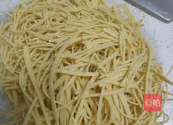 Illustration of how to make 3-minute quick vegetable green onions mixed with Qianzhang (dry tofu) 2