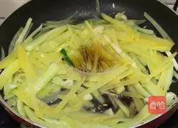 Illustration of how to make cucumber and potato shreds 8