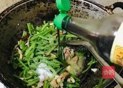 Illustration of how to make fried sweet potato stalks with oily meat 8