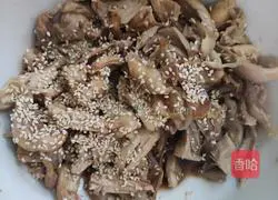 Illustration of how to make salty shredded chicken 6