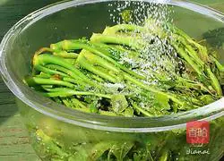 Illustration of how to make Chinese toon mixed with tofu 5