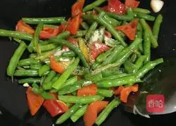 Illustration of how to stir-fry red pepper and long beans in sauce 10