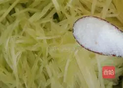 Illustration of how to make shredded lettuce with scallion oil 4