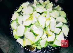 Illustration of how to make eggplant, edamame and shrimp soup 7