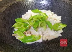 Stir-fried oyster mushrooms with peppers Illustration of how to do it 5