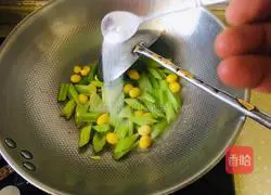 Illustration of how to stir-fry ginkgo with celery 7