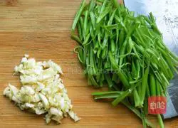 Illustration of how to make garlic water spinach 3