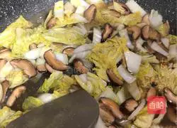 Stir-fried cabbage with mushrooms Practice illustration 5