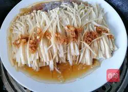 Illustration of how to steam enoki mushrooms with garlic vermicelli 8