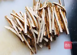 Illustration of how to make stir-fried dried beans with leeks 2