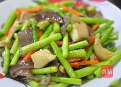 Illustration of how to stir-fry king oyster mushrooms with asparagus and seasonal vegetables 5