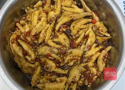 Illustration of how to soak chicken feet in sauce 7