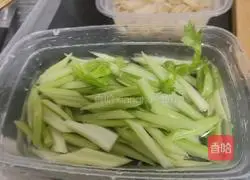 Fry the celery Lily recipe illustration 2