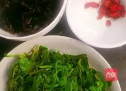 Illustration of how to mix Malantou with wolfberry and fungus 3