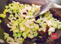 Illustration of how to stir-fry lily with celery 10