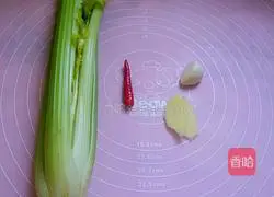 Illustration of how to make cold celery 1