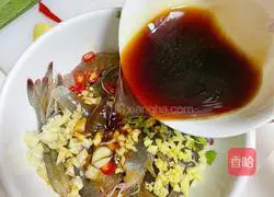 Illustration of how to make raw pickled shrimp 4