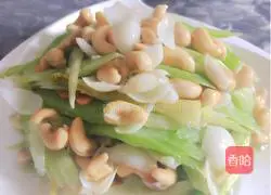 Illustration of how to stir-fry cashews with celery and lily 7