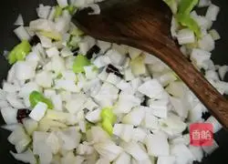 Illustration of how to make spicy stir-fried lotus root diced 6