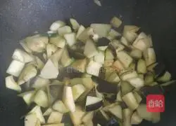 Stir-fry eggplant Illustration of how to make green pepper 8