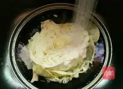 Hand-shredded Illustration of how to make cabbage 2