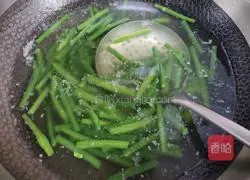 Illustration of how to mix beans with garlic paste 3