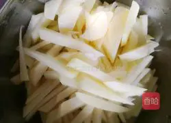 Illustration of how to make green pepper, carrot and fried potato shreds 1