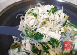  Illustration of how to make stir-fried bean sprouts with bean skin and leeks 8