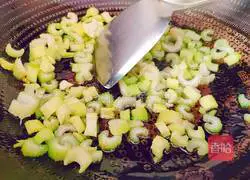 Illustration of how to stir-fry celery and lilies 8
