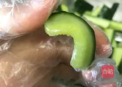 Illustration of how to make spicy and sour cucumber strips 2