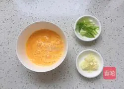 Illustration of how to make fried cowpeas and eggs 3