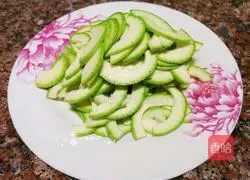 Illustration of how to make fried fungus with zucchini 2