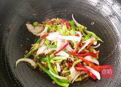 Illustration of how to stir-fry pickled beans with cabbage 6