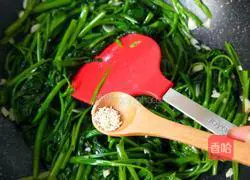 Illustration of how to make garlic water spinach 8