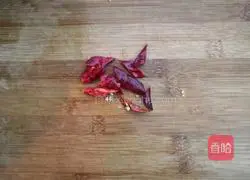 Illustration of how to stir-fry celery and fungus 12