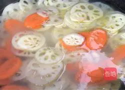 Illustration of how to make spicy stir-fried lotus root slices 4