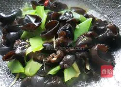 Illustration of how to cook lettuce and fungus 12