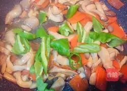 How to stir-fry mushrooms with green peppers Illustration 5