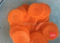 Illustration of how to make fried pork slices with zucchini and black fungus 3