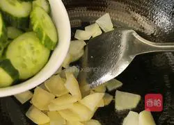 Illustration of how to make fried fungus with potatoes, cucumbers and fungus 7