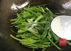 Illustration of how to make garlic spinach stems 7