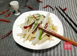 Illustration of how to make spicy and sour shredded lotus root 8