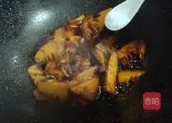Authentic Illustration of how to make braised bamboo shoots in oil 8