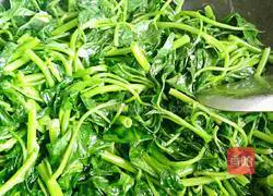 Illustration of how to make stir-fried water spinach 5