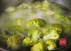 Sauteed broccoli with onions Illustration of how to do it 4